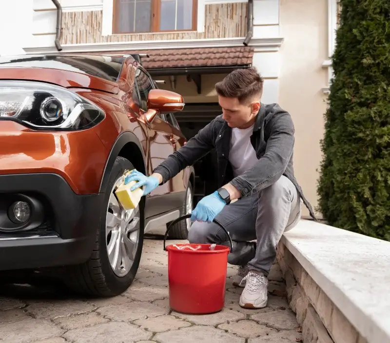 Lavage auto à domicile Luzeret : professionnel intervenant sur un véhicule